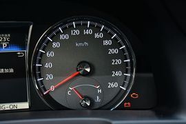 2016款丰田皇冠2.0T时尚版