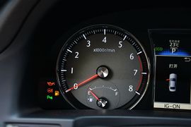 2016款丰田皇冠2.0T时尚版