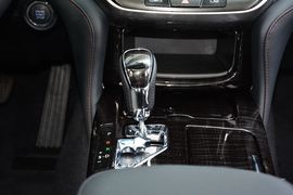 2016款丰田皇冠2.0T时尚版