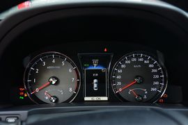 2016款丰田皇冠2.0T时尚版