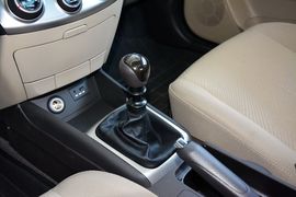 2015款现代悦动1.6L手动豪华型