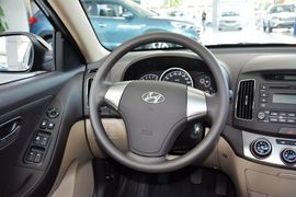 2015款现代悦动1.6L手动豪华型