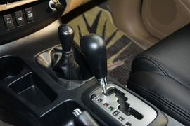 2015款丰田奔跑者2.7L标准版