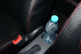 2015款铃木雨燕1.5L手动限定版到店实拍