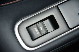 2016款丰田皇冠2.0T精英版