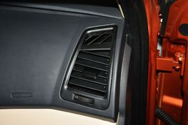 2015款奇瑞风云2两厢1.5L手动新锐版