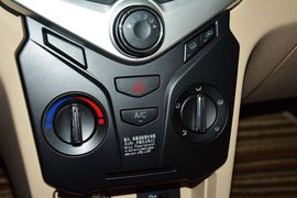 2015款奇瑞风云2两厢1.5L手动新锐版