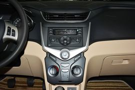 2015款奇瑞风云2两厢1.5L手动新锐版