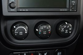 2015款Jeep自由客2.4L豪华导航版