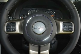 2015款Jeep自由客2.4L豪华导航版