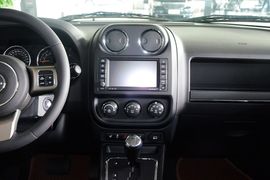 2015款Jeep自由客2.4L豪华导航版