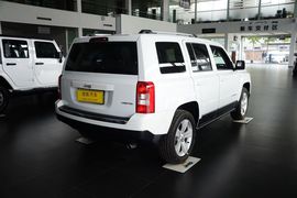 2015款Jeep自由客2.4L豪华导航版