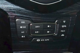 2015款比亚迪速锐1.5L手动豪华型