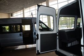 2015款福特经典全顺柴油长轴物流型中顶10座国4