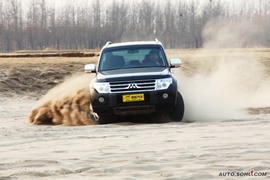 2010款三菱帕杰罗试驾