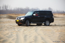 2010款三菱帕杰罗试驾