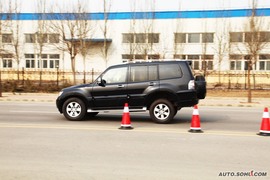 2010款三菱帕杰罗试驾