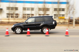 2010款三菱帕杰罗试驾