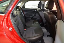 2015款福特福克斯三厢1.0L
