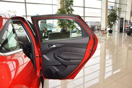 2015款福特福克斯三厢1.0L