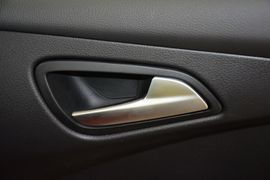 2015款福特福克斯三厢1.0L