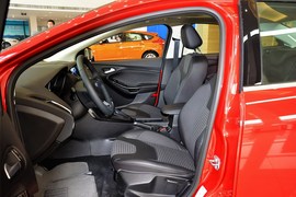 2015款福特福克斯三厢1.0L