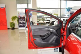 2015款福特福克斯三厢1.0L