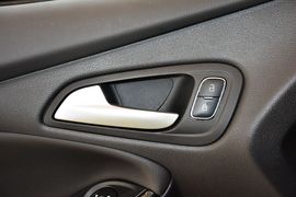 2015款福特福克斯三厢1.0L