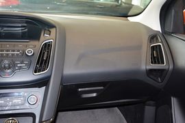 2015款福特福克斯三厢1.0L