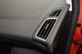 2015款福特福克斯三厢1.0L