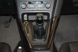 2015款福特福克斯三厢1.0L