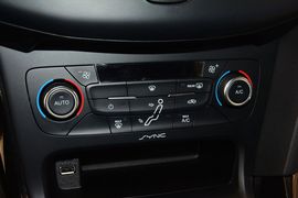 2015款福特福克斯三厢1.0L
