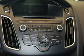 2015款福特福克斯三厢1.0L