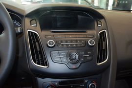 2015款福特福克斯三厢1.0L