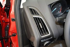 2015款福特福克斯三厢1.0L