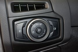 2015款福特福克斯三厢1.0L