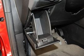 2015款福特福克斯三厢1.0L
