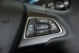 2015款福特福克斯三厢1.0L