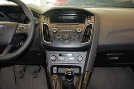 2015款福特福克斯三厢1.0L