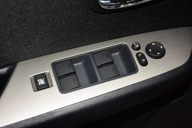 2015款马自达睿翼轿跑车2.0L手自一体精英版