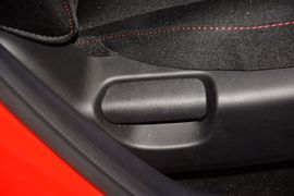 2015款马自达睿翼轿跑车2.0L手自一体精英版