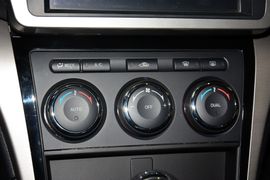 2015款马自达睿翼轿跑车2.0L手自一体精英版