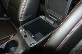 2016款马自达3Axela昂克赛拉三厢2.0L自动运动型