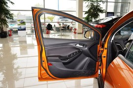 2015款福特福克斯两厢1.0L