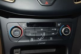 2015款福特福克斯两厢1.0L