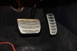 2015款路虎揽胜极光缀红英伦限量版