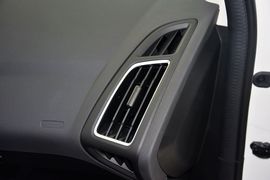 2015款福特福克斯两厢1.0L