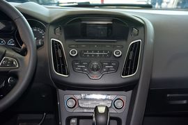 2015款福特福克斯两厢1.0L