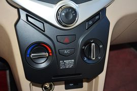 2015款奇瑞风云2两厢1.5L手动新锐版