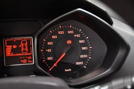 2015款奇瑞风云2两厢1.5L手动新锐版